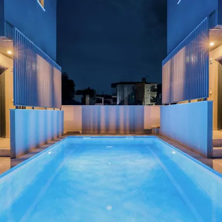 V Luxury With Pool