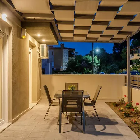 V Luxury With Pool Apartmanhotel 4*