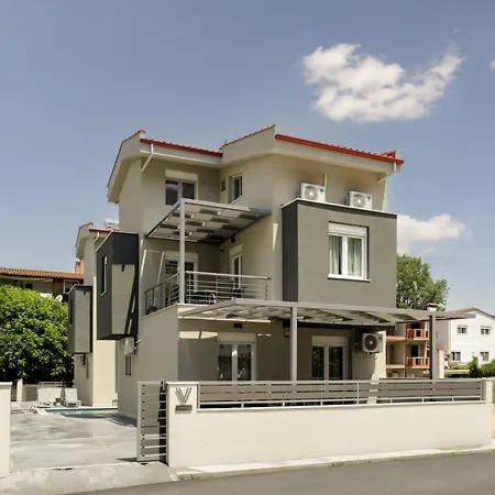 V Luxury With Pool 4* Szíviri