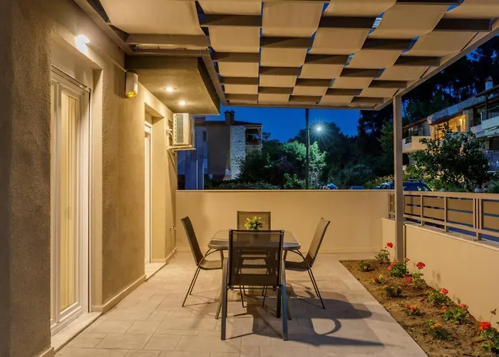 V Luxury With Pool Hotel de apartamente 4*