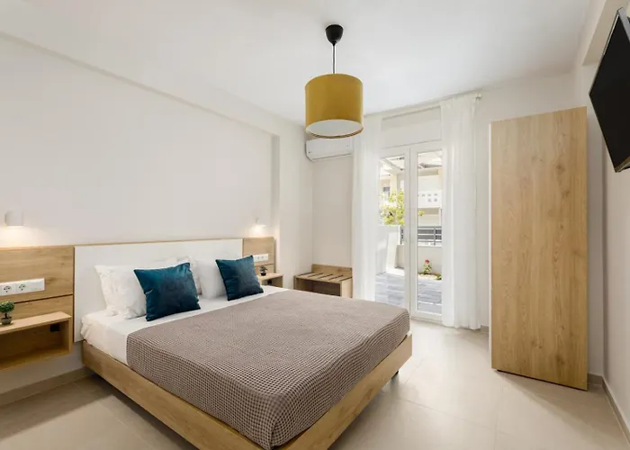 V Luxury With Pool 4*