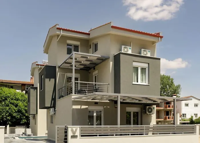 V Luxury With Pool 4* Siviri